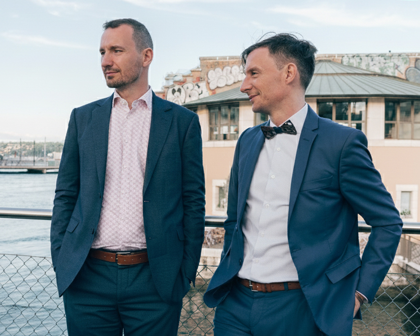 Two wedding guests enjoying a candid moment together at a Geneva reception
